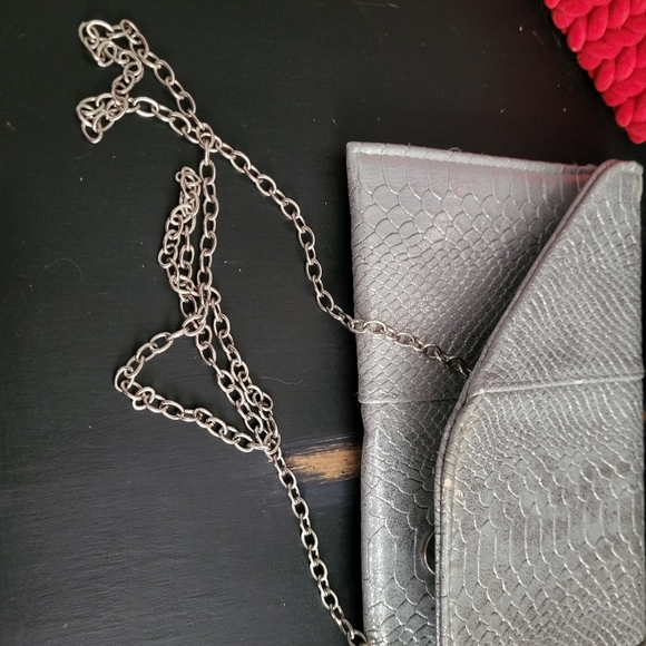 Faux silver snake skin clutch - Picture 4 of 8
